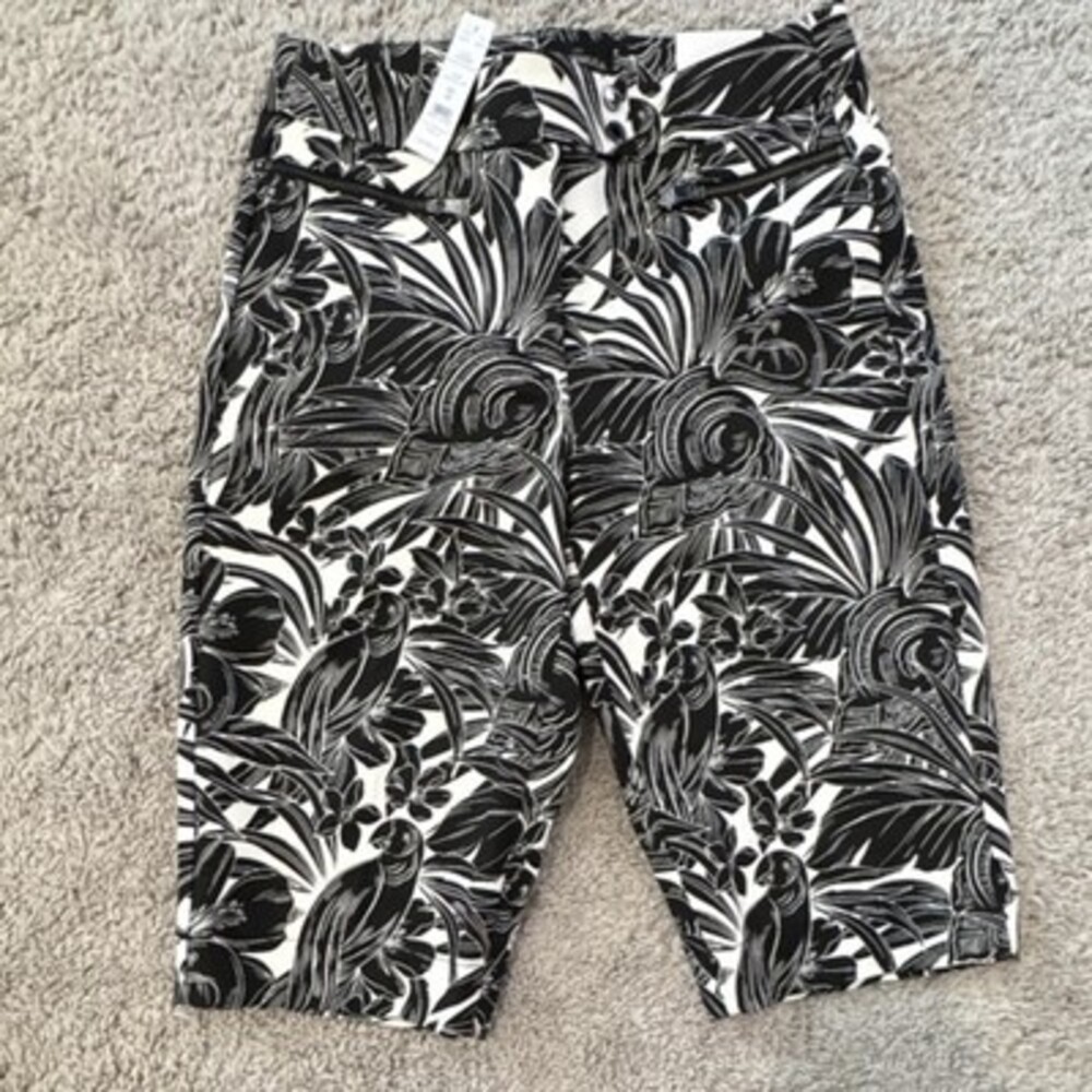 White House Black Market 12" Bermuda Short Ecru Black Floral Women's Size 00